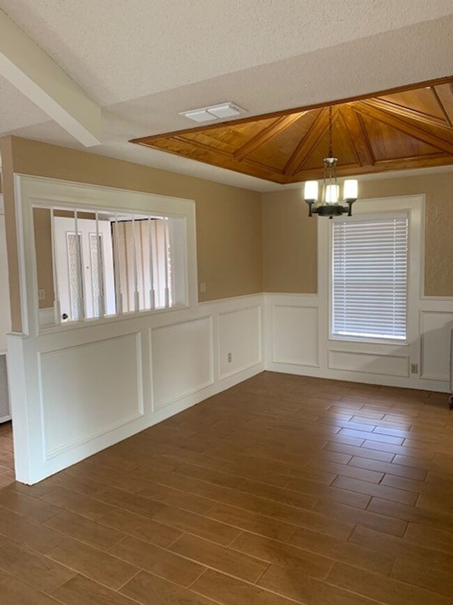 Building Photo - 3005 Pelican Ave