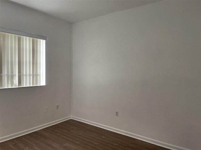 Building Photo - 8835 S Isles Cir