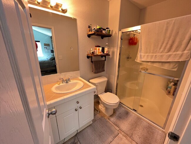 Building Photo - Lovely 2Bd + 2.5Ba in Beaverton!! Minutes Away From Nike! New Roof, Fence, Paint and Additional B...