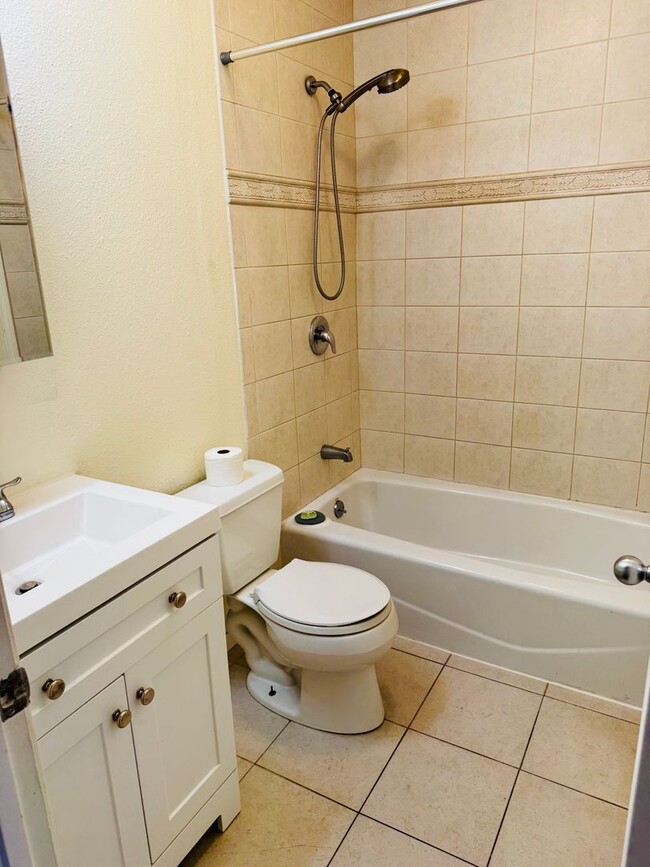 Building Photo - 2/1 Townhome with 2 car attached garage & ...