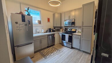 Building Photo - Oak Street 3 Bedroom - Half Block From Campus! Text (510)-631-1171 for more info!