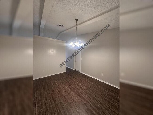 Building Photo - 4400 Meadowpark Dr