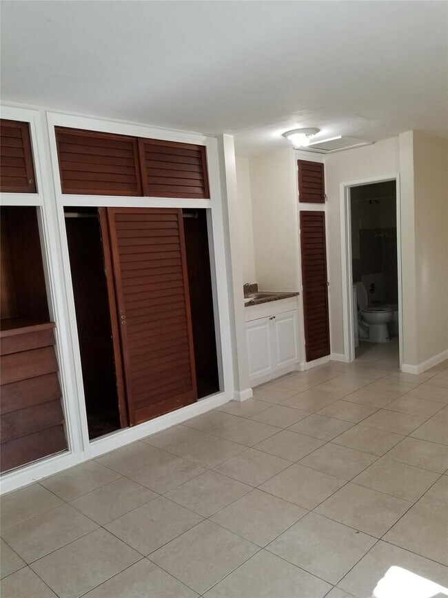 Building Photo - 1300 NW 61st Ave