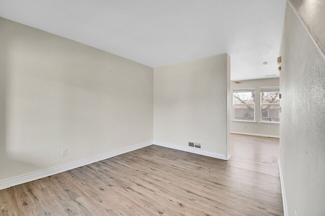 Building Photo - 3 bedroom, 2 bath home with 2 car garage in Highlands Ranch