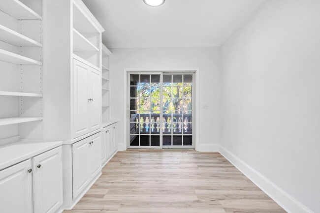 Building Photo - 1524 Glenlake Cir