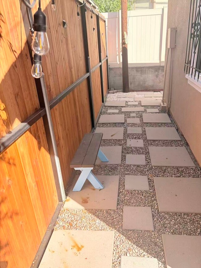 Building Photo - 110 N San Marino Ave