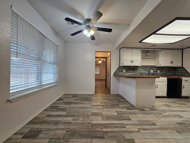 Building Photo - 4 bedroom 2 bath home in Seminole!