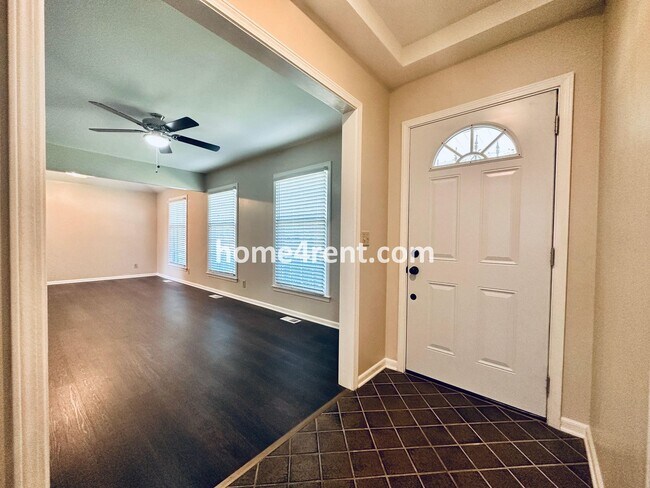 Building Photo - Cozy Ranch Home in Shawnee w/ Plenty of Natural Light, Wood Floors Throughout and an Updated Kitc...