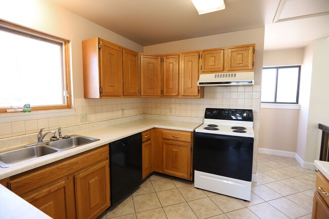 Building Photo - 3 bed, 1.5 bath house