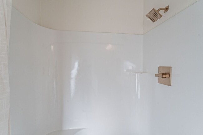 Building Photo - Gated community townhome- fully updated!