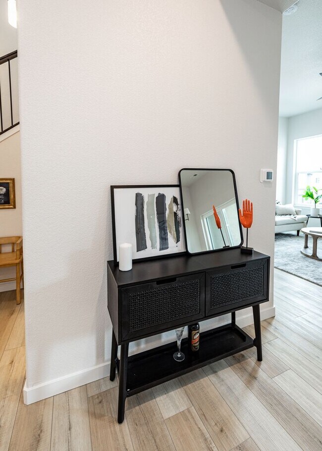 Building Photo - 3 Bedroom End Unit Luxury Townhome in Moun...