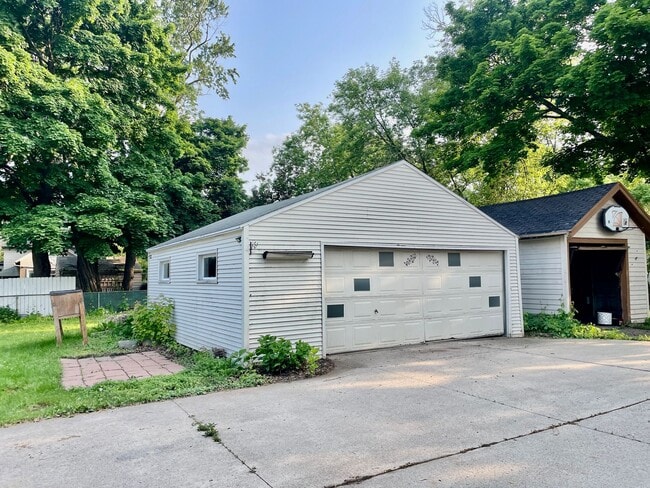 Building Photo - Charming 4 Bedroom Home