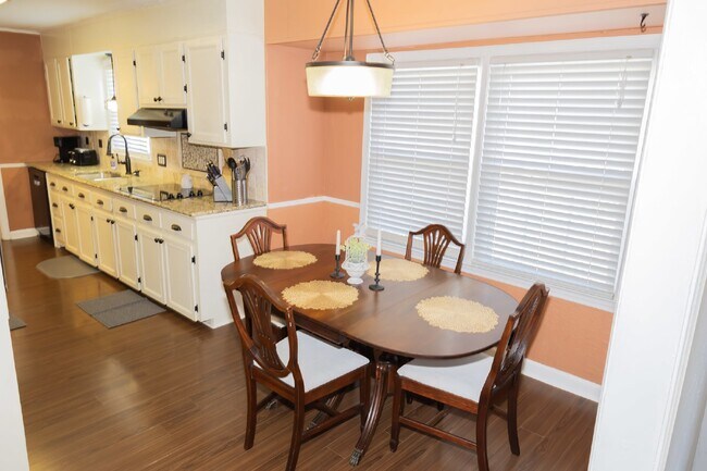Building Photo - Spacious Stay for Crews | 4BR + Parking + ...
