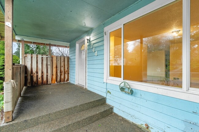 Building Photo - 744 W Marcy Ave