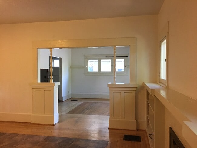 Building Photo - 6 Bedroom House near Downtown and Universi...