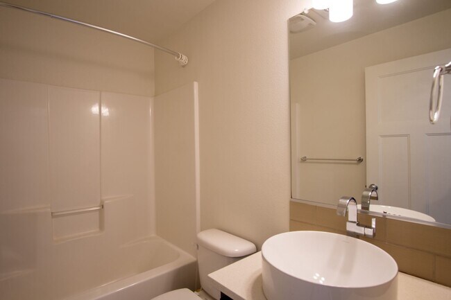 Building Photo - Stylish 2Bdr w/Stainless Appl, W&D, Private Balcony