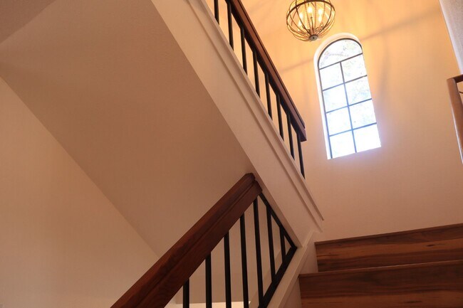 Building Photo - Spacious 3 bedrooms 3 full baths home in Chula Vista