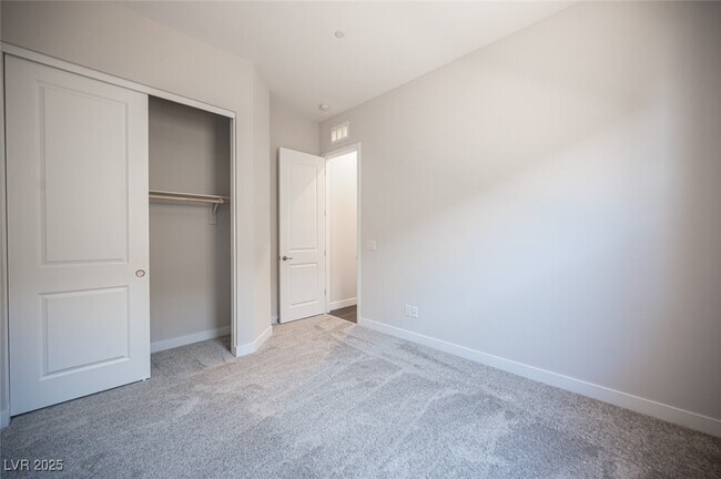 Building Photo - 117 Royal Cascade Ave