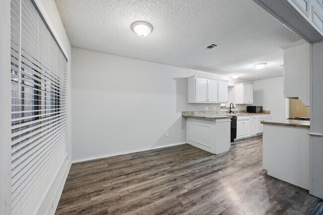 Building Photo - Charming Updated Home Near DFW Airport | 3...