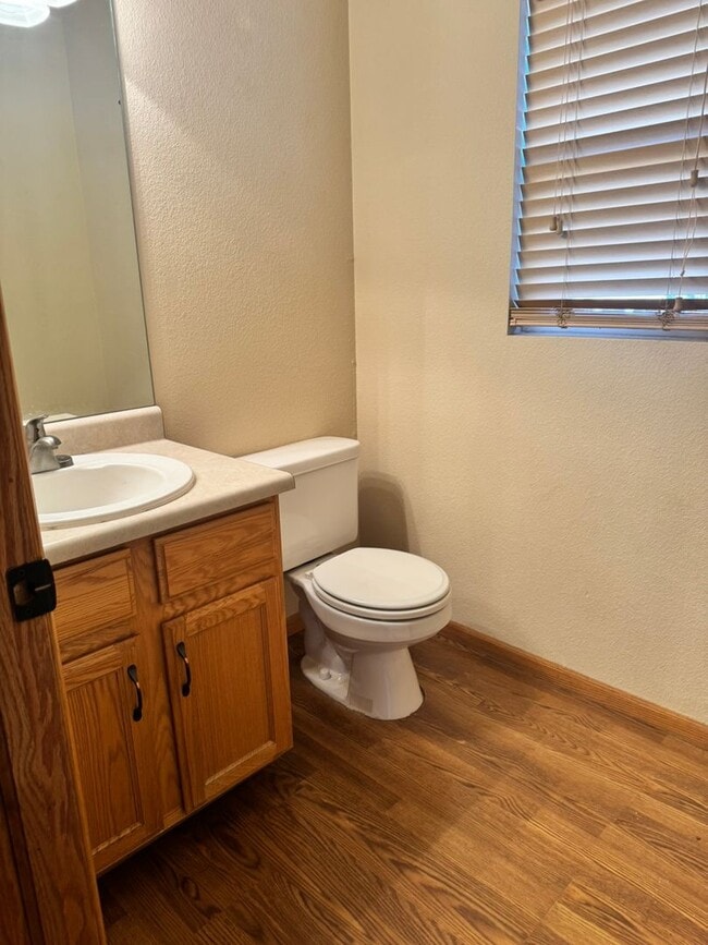 Building Photo - Charming 5 Bedroom