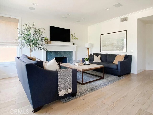 Building Photo - 13 Bernay