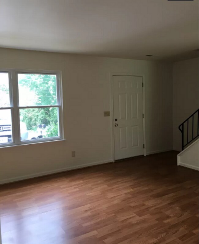Building Photo - 3 Bedroom & 2.5 Bathrooms Minutes from Downtown!