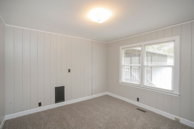 Building Photo - 208 Hillcrest Dr