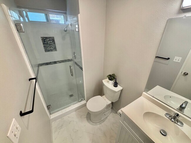Building Photo - Renovated 1 Bedroom, Walk to Beach, W/D
