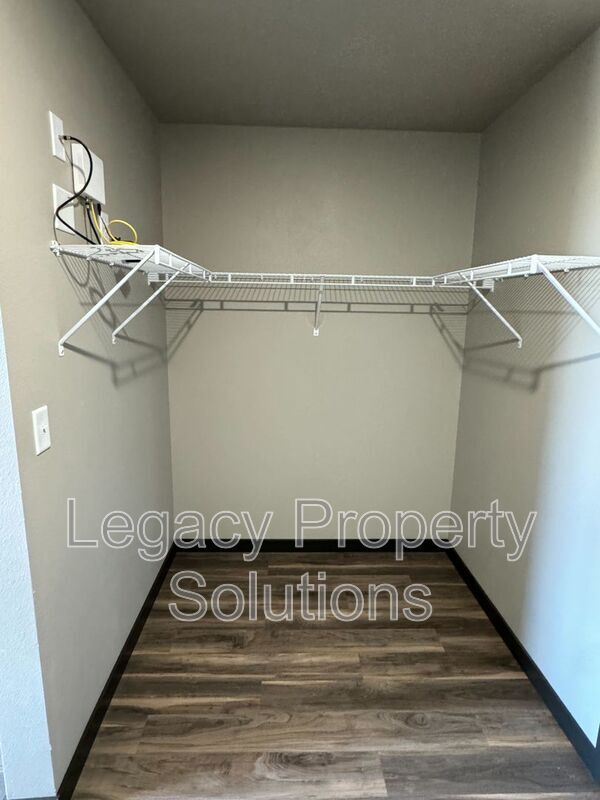 Building Photo - 220 E Greenfield Ln