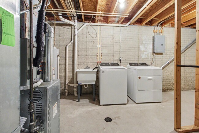 Building Photo - 125 Commons Cir