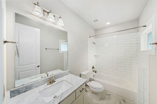 Building Photo - 420 W 28th St