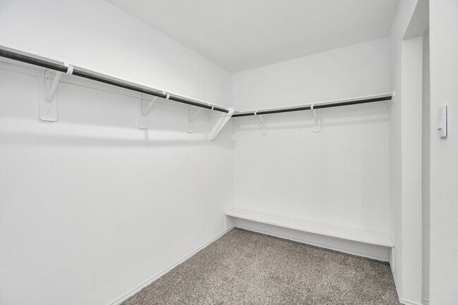 Building Photo - 5443 Pinetree Cres Ln