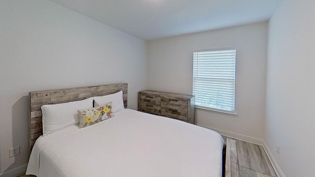 Building Photo - Beautiful 3/2.5 Townhouse