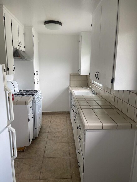 Bright kitchen with lots of storage - 1066 Sherwood Ave