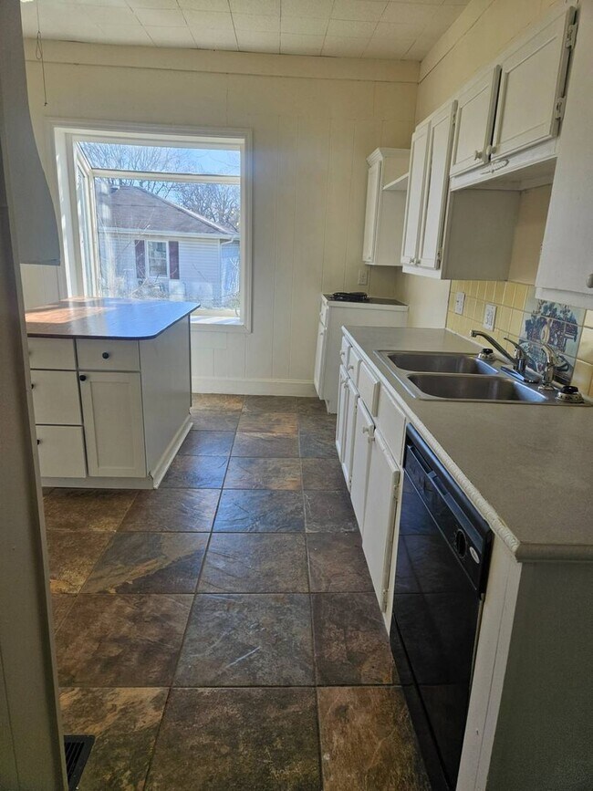 Building Photo - WOW! Look at this property ! You cant beat this price!