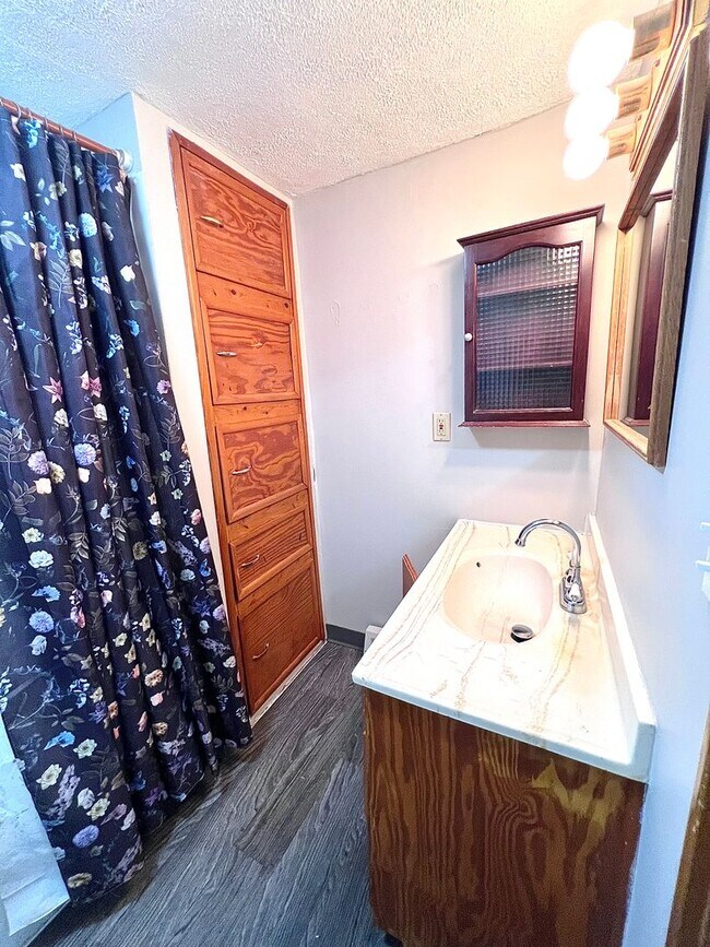 Building Photo - Cute South Omaha 2 bed, 1 bath beauty for only $1,250! COMING SOON!