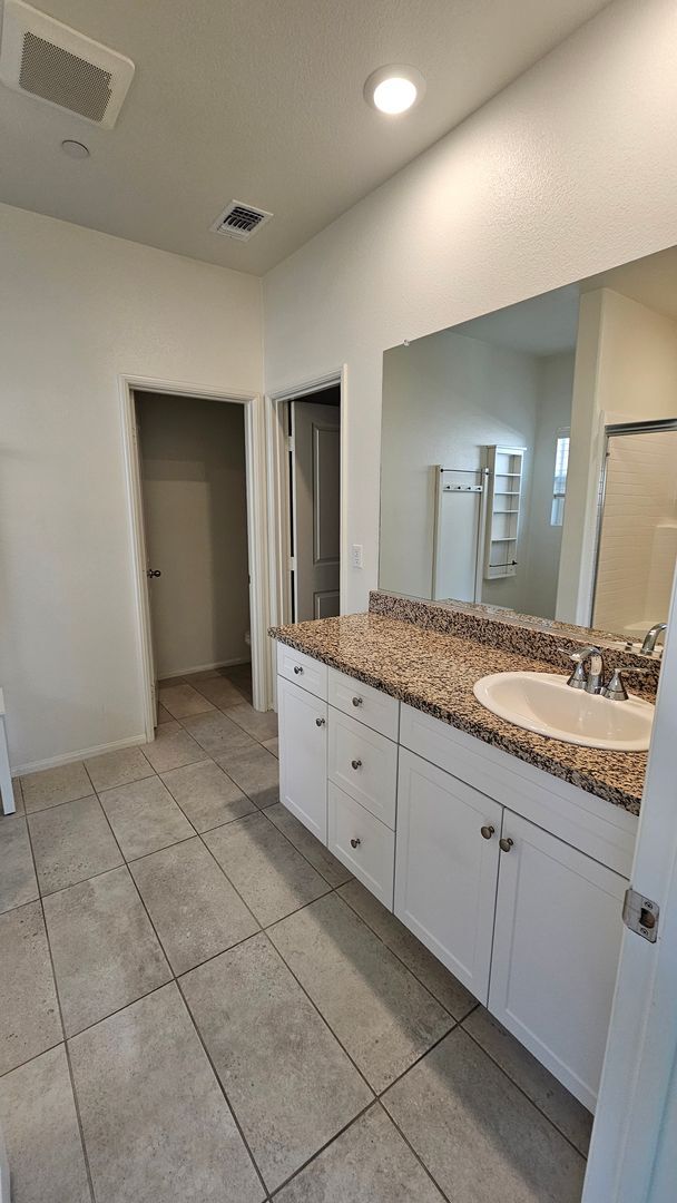 Building Photo - Modern 4 Bedroom Home in City in the Hills