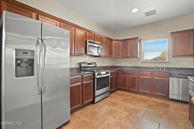 Building Photo - 5028 Silver Ranch Ave