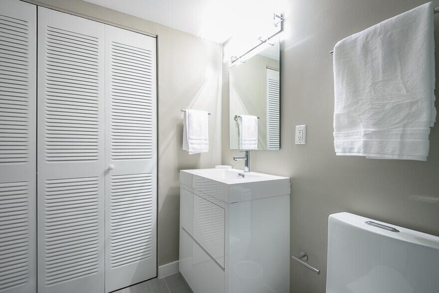 Building Photo - 922 24th St NW