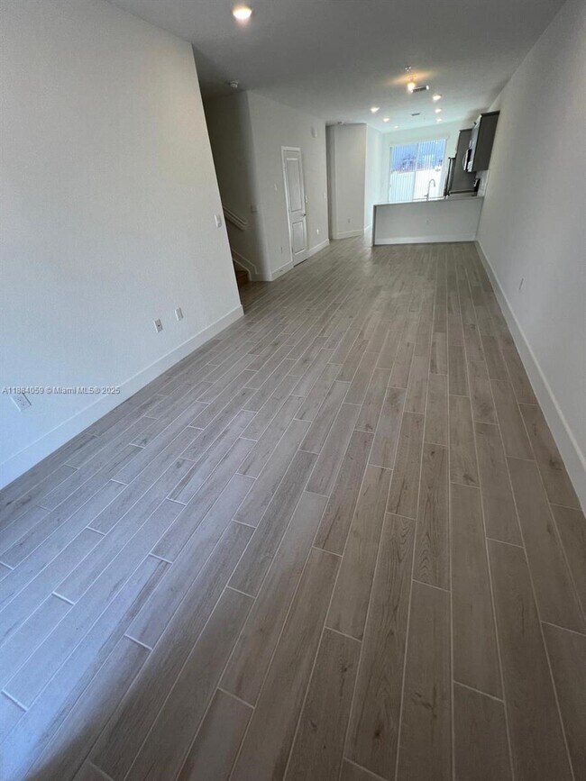 Building Photo - 109 SW 170th Ave