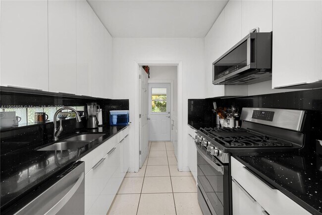 Building Photo - 8531 SW 27th Terrace