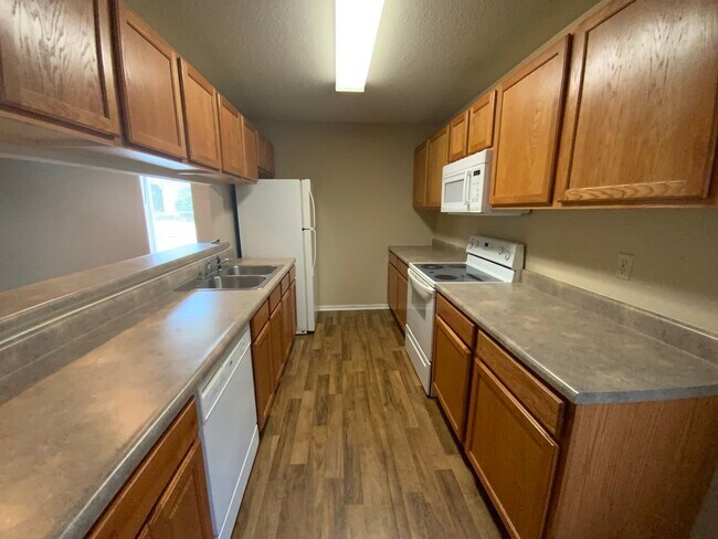 Building Photo - 3 Bedroom 2 Bathroom Duplex