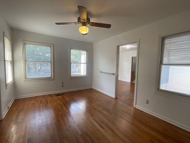 Building Photo - **Available Now** AMAZING 3 bedroom 2 Bath...