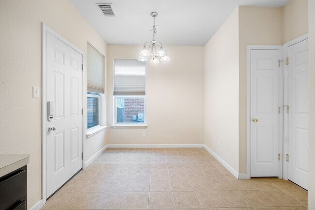 Building Photo - 1726 Rosenborough Ln S