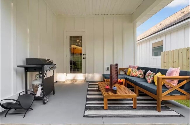 Building Photo - 2047 Hansel Hl Dr