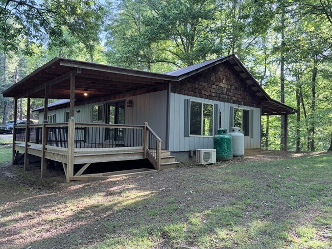 Building Photo - Live Surrounded by Nature | 3 Bedroom Home on 27 Private Acres in Saluda