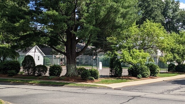 Building Photo - 6 Mansion Woods Dr