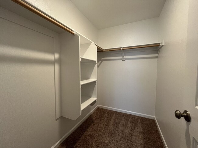 Building Photo - Well-Appointed 4BR/2.5BA Home with Spacious Living Areas & Modern Kitchen