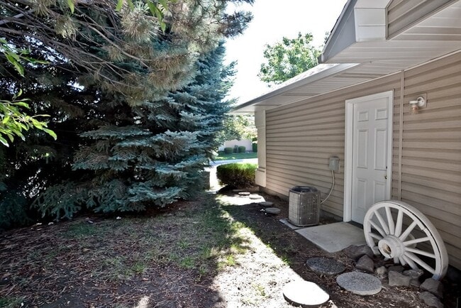 Building Photo - Convenient 3 Bedroom 2 Bathroom Southeast Townhome