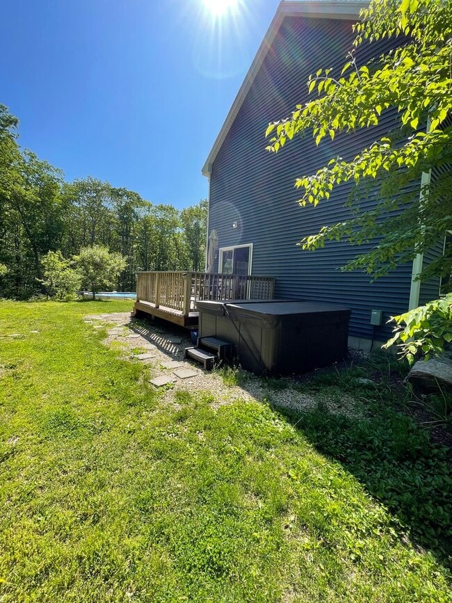 Building Photo - Huge House tucked in a great part of the York, Maine, close to the tolls for easy access!